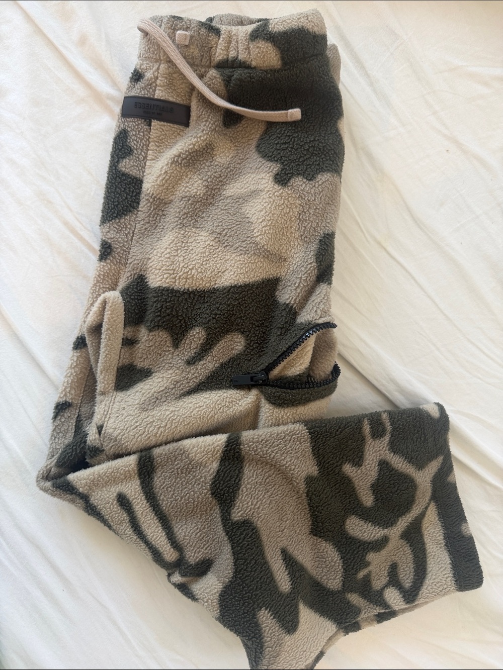 Kids Fuzzy Camo Fleece Joggers Essentials Fear of God - kids size 8